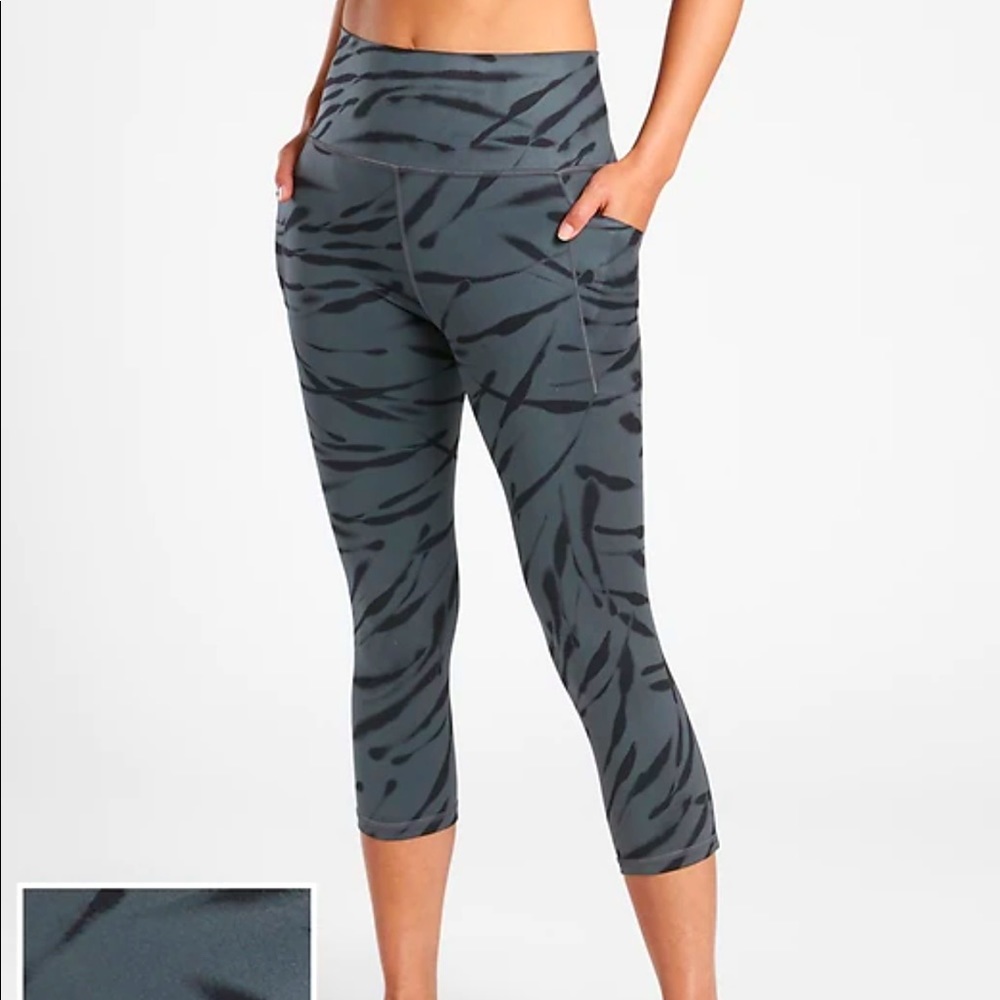 Athleta Salutation Stash Pocket II 7/8 Tight